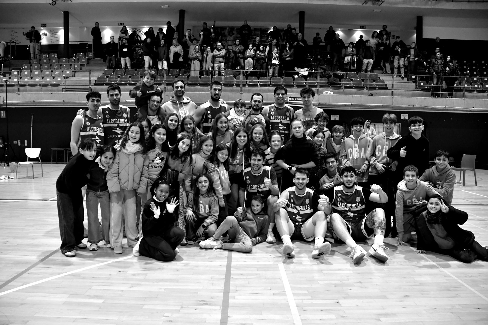 Jugadores y cantera del CB Alcobendas celebrando en el Pabellón Antela Parada