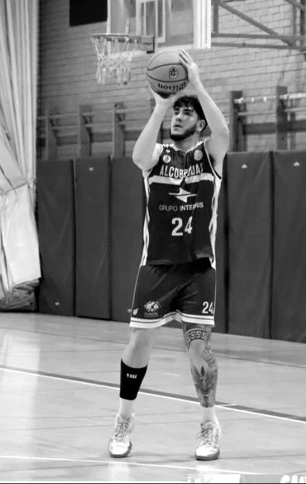 Jugador del primer equipo masculino del CBA disputando un rebote