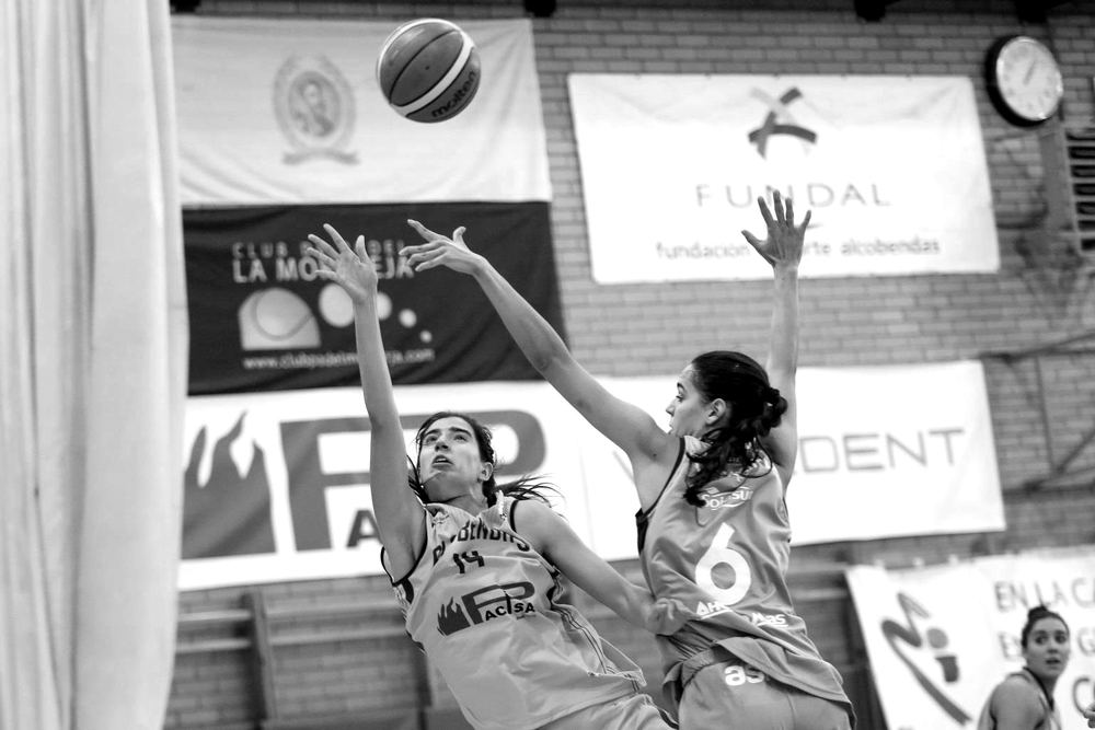 Jugadora del primer equipo femenino del CBA en un lanzamiento