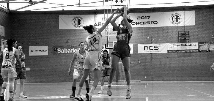 Jugadora del CB Alcobendas disputando un balón dividido durante un partido de Liga Femenina 2